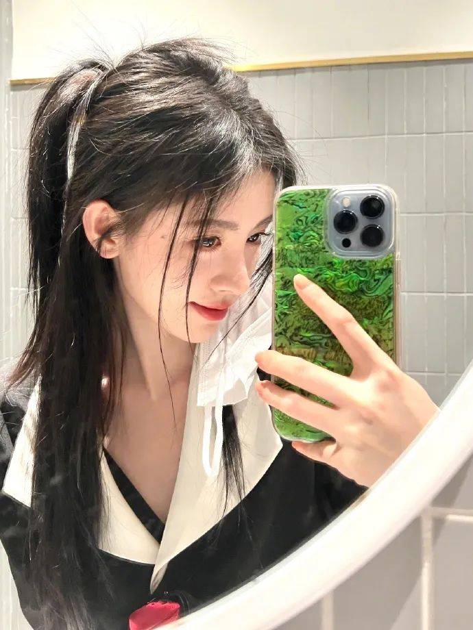 鞠婧祎穿黑色V领上衣超甜美！乌黑长发美艳动人