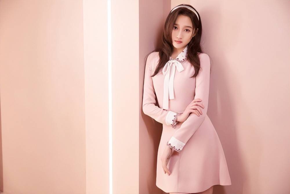 关晓彤穿奶黄色西装裙好清纯，甜美得像个小公主让人心动