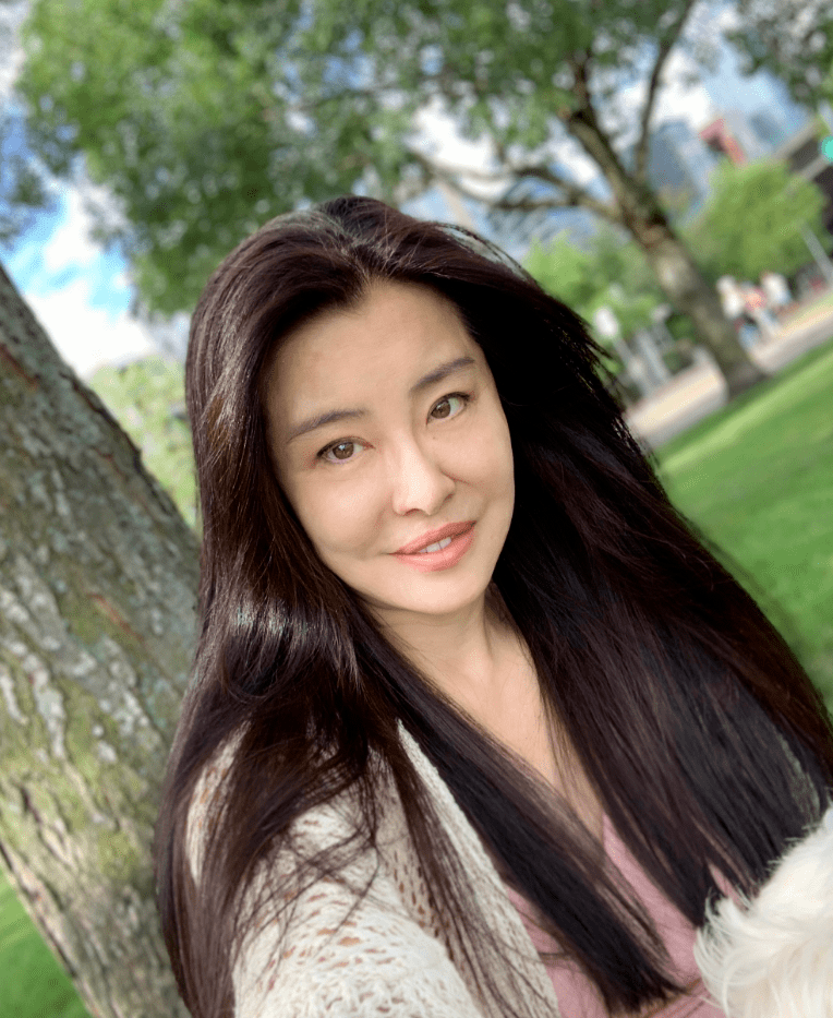 女神王祖贤晒近照美若天仙！长发飘逸美若少女