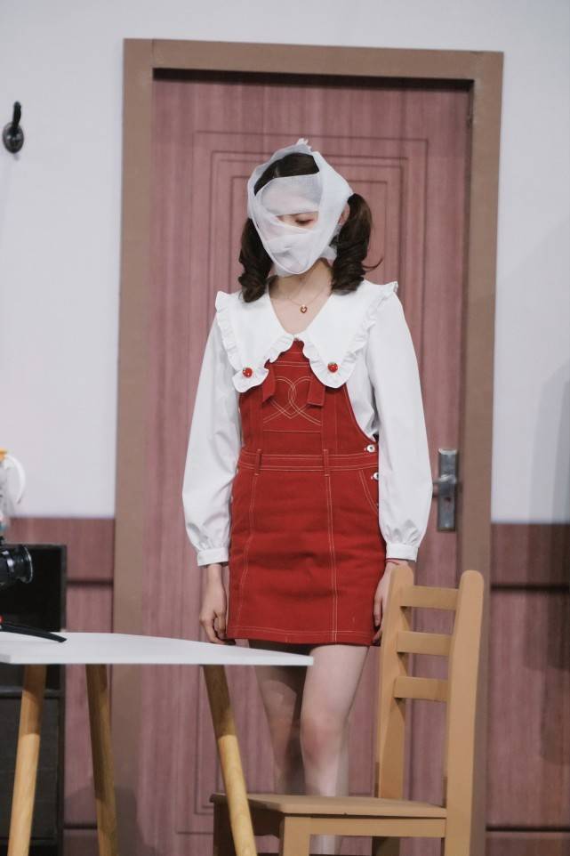 关晓彤穿奶黄色西装裙好清纯，甜美得像个小公主让人心动