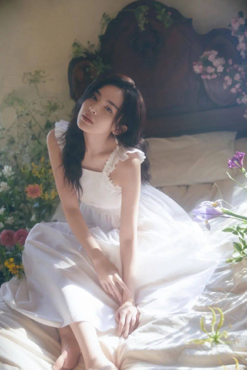 娜扎身穿白裙花丛中笑颜超靓!冰肌玉骨太性感美艳