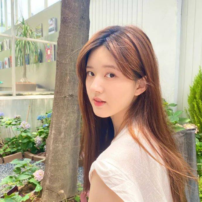 赵露思夏日自拍清爽靓丽!白皙大美腿性感撩人