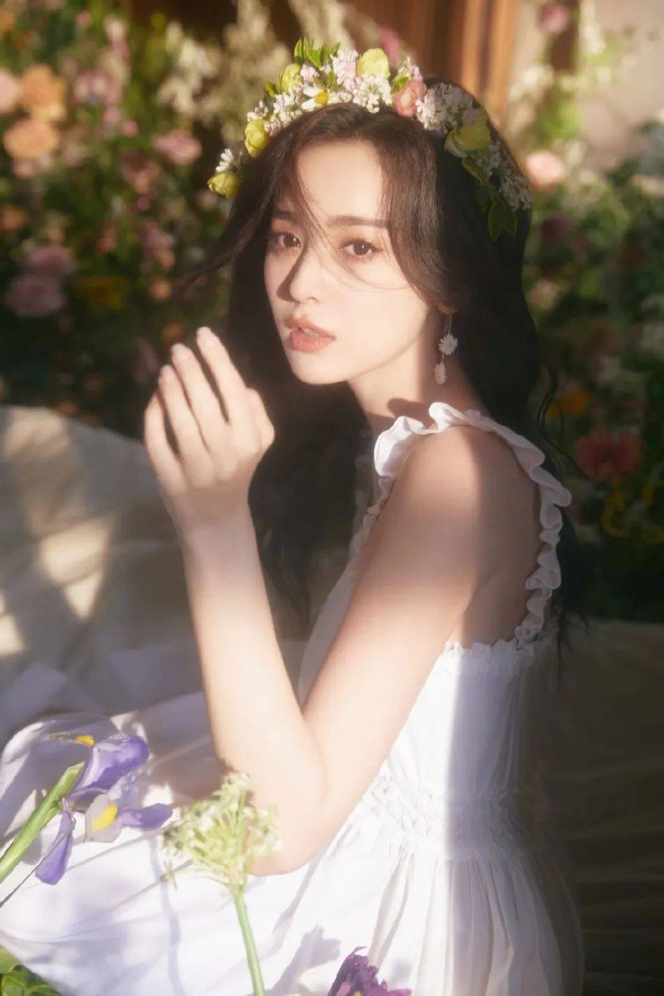 娜扎身穿白裙花丛中笑颜超靓!冰肌玉骨太性感美艳