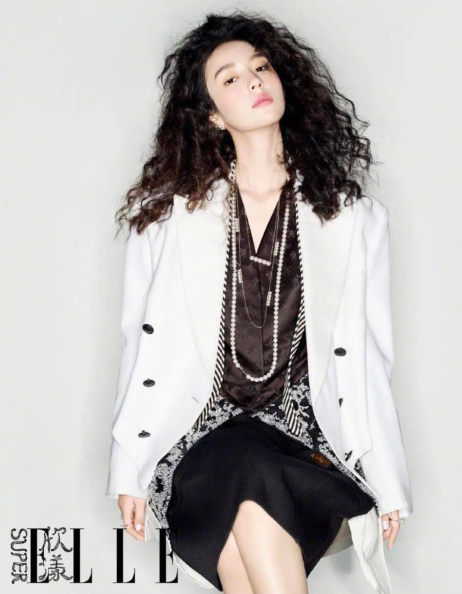 周也穿白色吊带裙大秀香肩美腿！俏皮可爱性感迷人