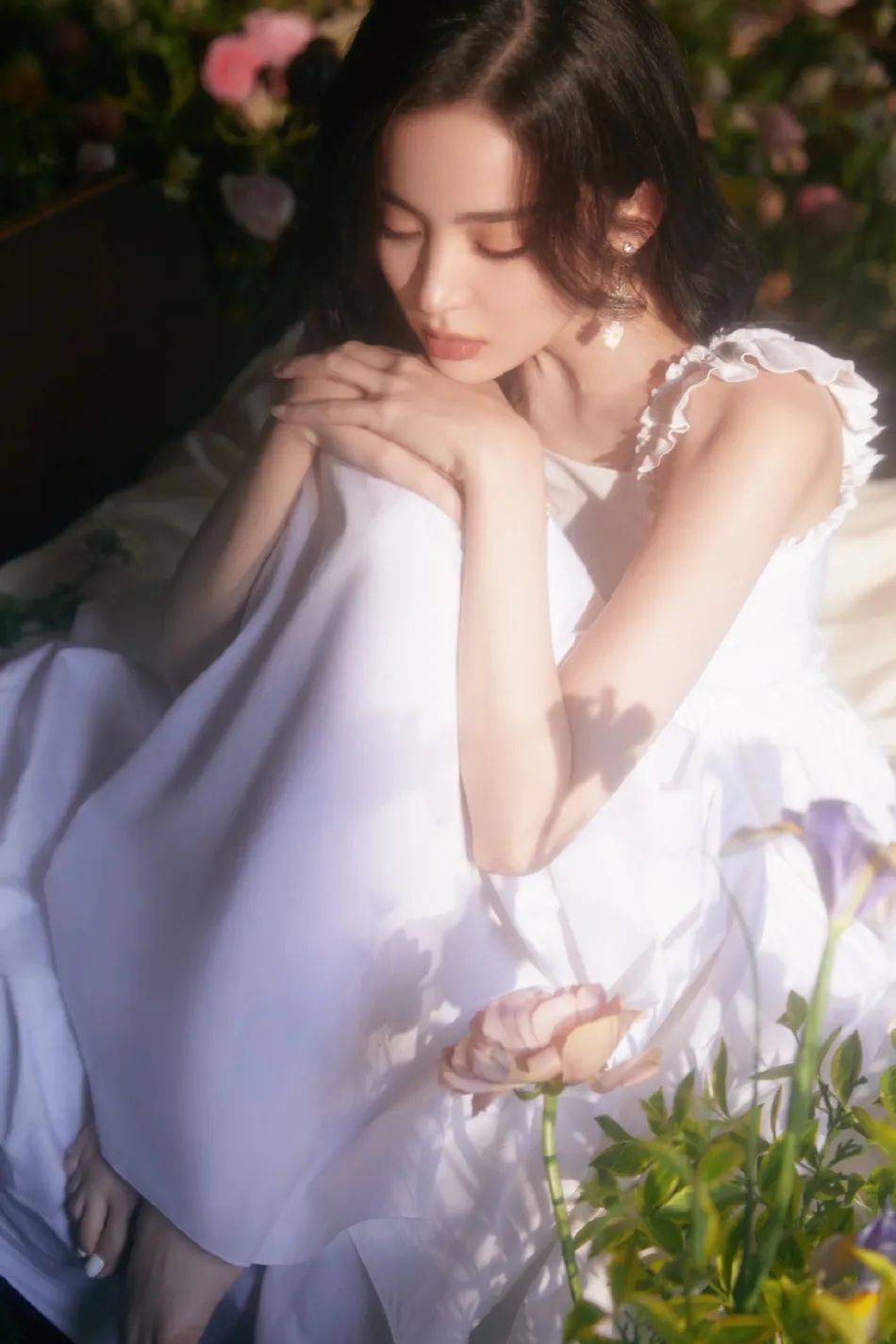 娜扎身穿白裙花丛中笑颜超靓!冰肌玉骨太性感美艳
