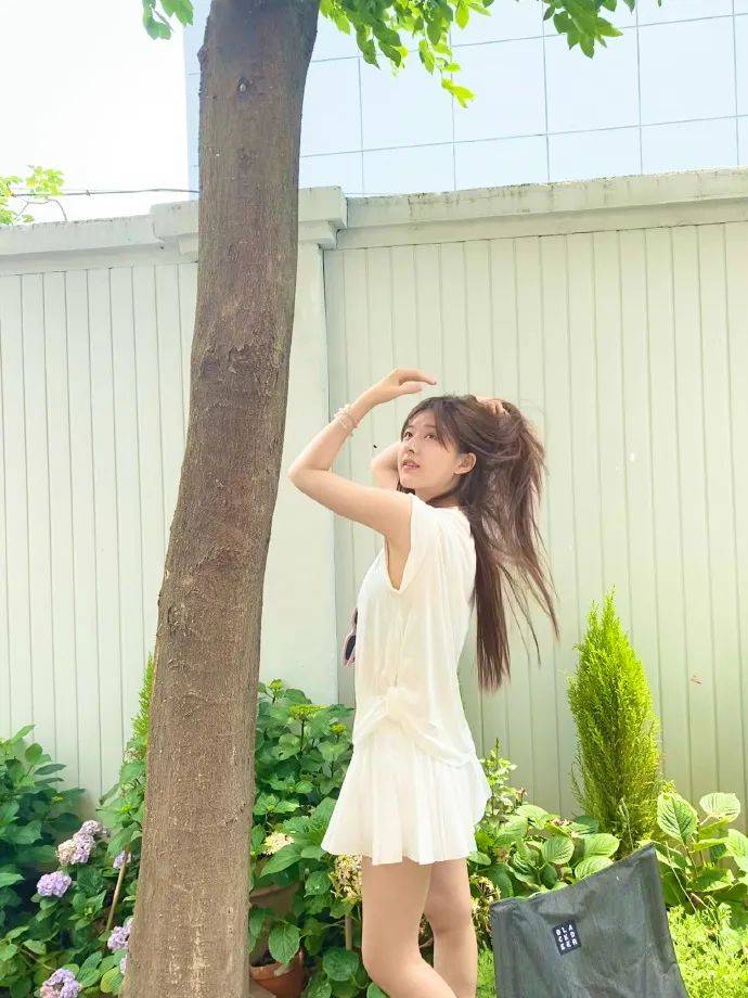 赵露思夏日自拍清爽靓丽!白皙大美腿性感撩人