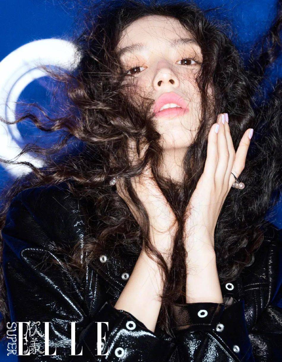 周也穿白色吊带裙大秀香肩美腿！俏皮可爱性感迷人