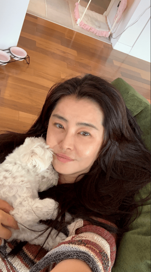 女神王祖贤晒近照美若天仙！长发飘逸美若少女