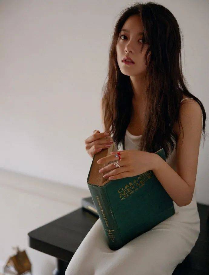 赵今麦穿白色吊带长裙大秀香肩!演绎少女文艺浪漫