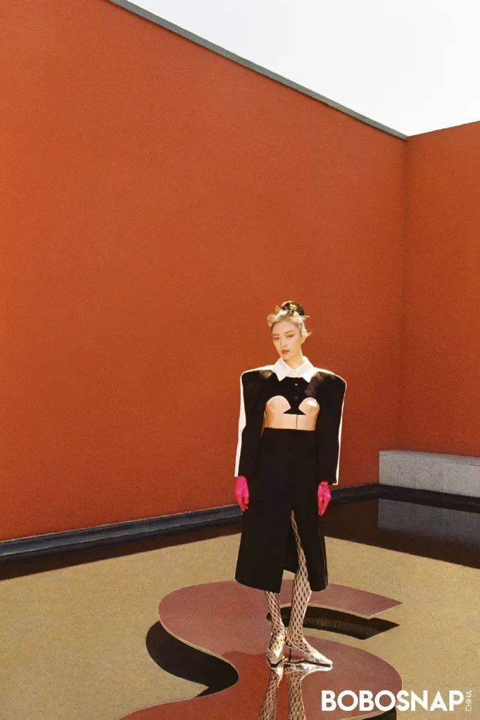 倪妮古典运动写真大秀大长腿!魔鬼身材性感冷艳