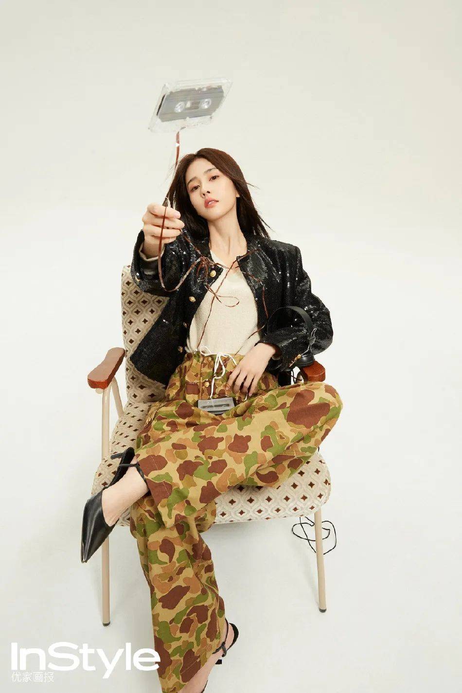 白鹿穿印花吊带衣裳大秀白嫩美腿！俏脸清丽又脱俗