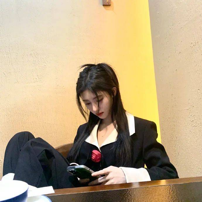 鞠婧祎穿黑色V领上衣超甜美！乌黑长发美艳动人