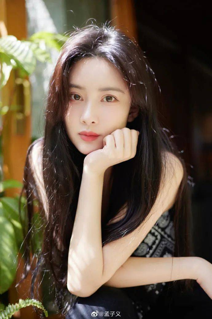 孟子义晒春日写真大秀白皙香肩！性感美艳魅力难挡