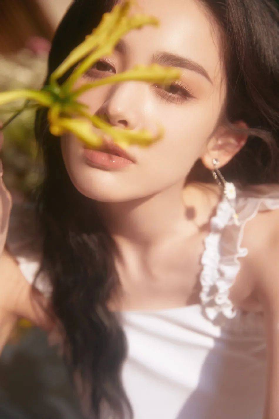 娜扎身穿白裙花丛中笑颜超靓!冰肌玉骨太性感美艳