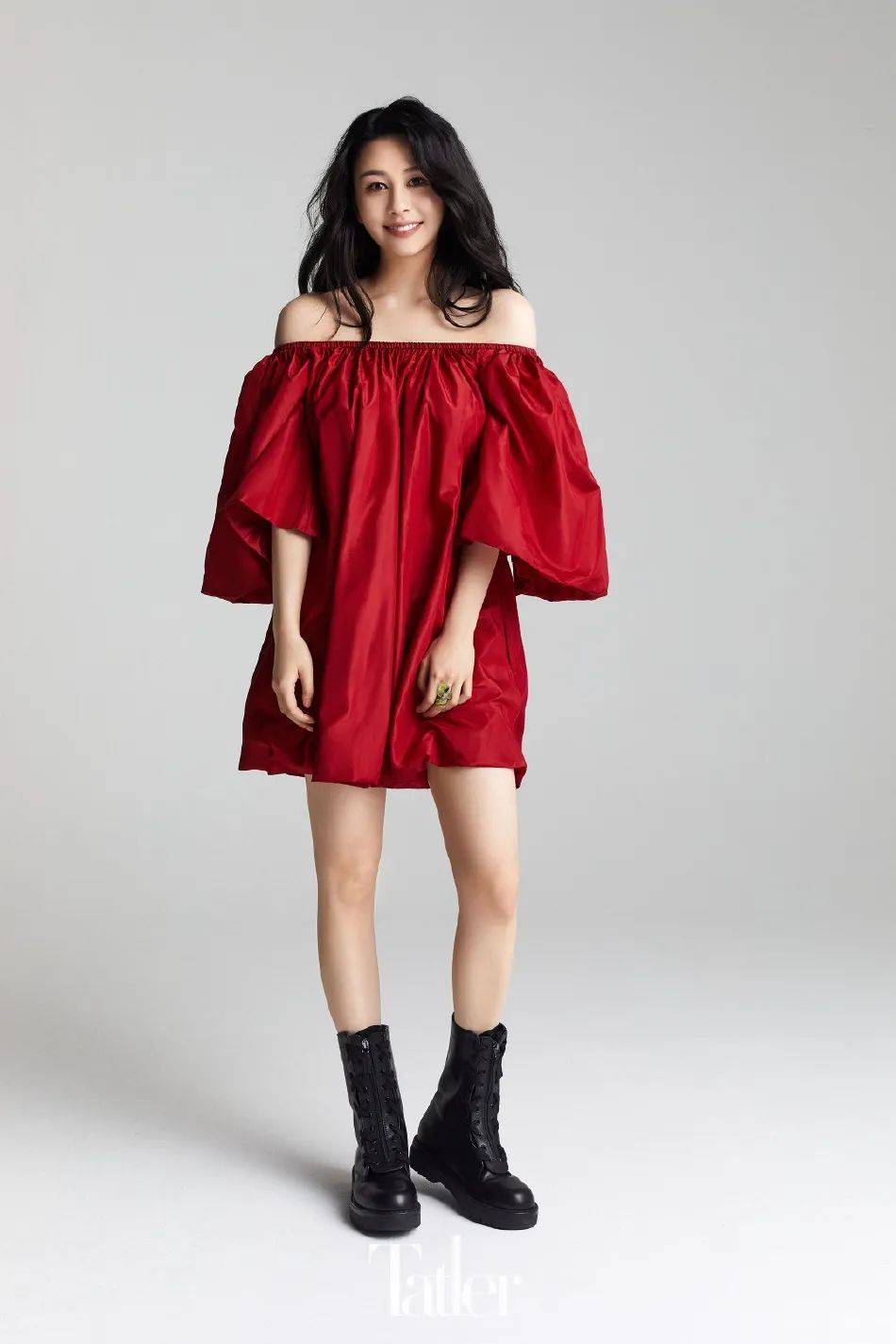 邱淑贞女儿沈月红衣写真!肤白貌美大长腿太性感火辣