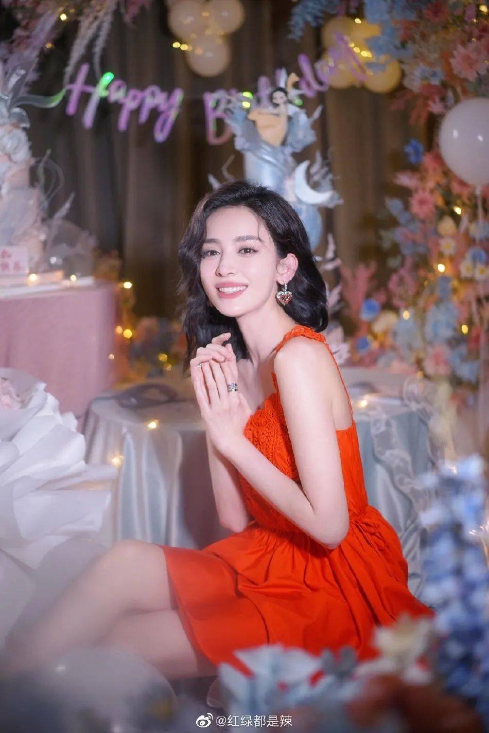 娜扎身穿红裙大秀香肩大美腿腿!冰肌玉骨太性感美艳