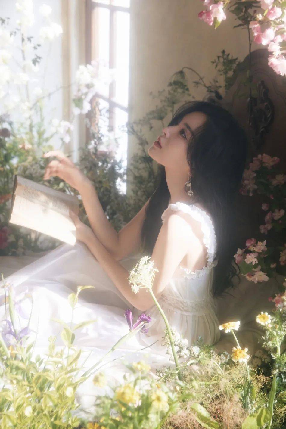 娜扎身穿白裙花丛中笑颜超靓!冰肌玉骨太性感美艳