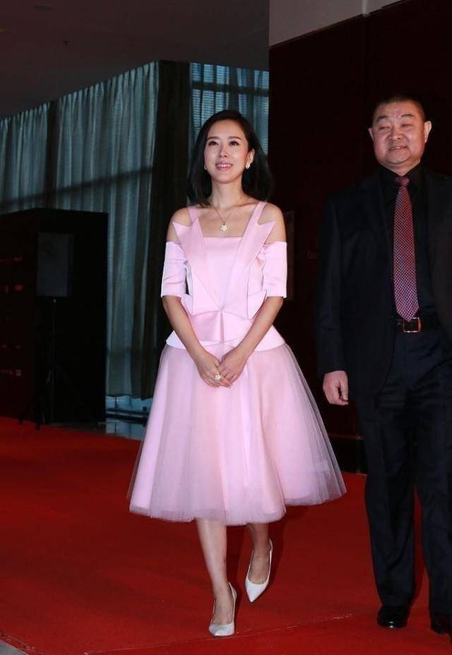 颜丹晨当妈后更有气质,穿花衬衫连衣裙优雅又贵气
