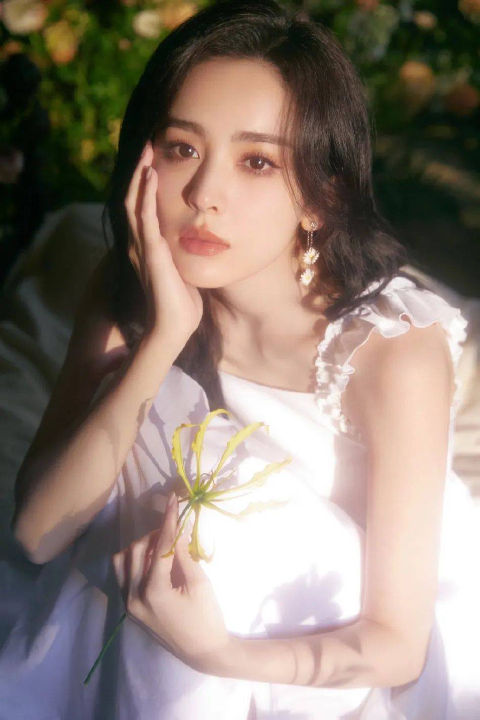 娜扎身穿白裙花丛中笑颜超靓!冰肌玉骨太性感美艳