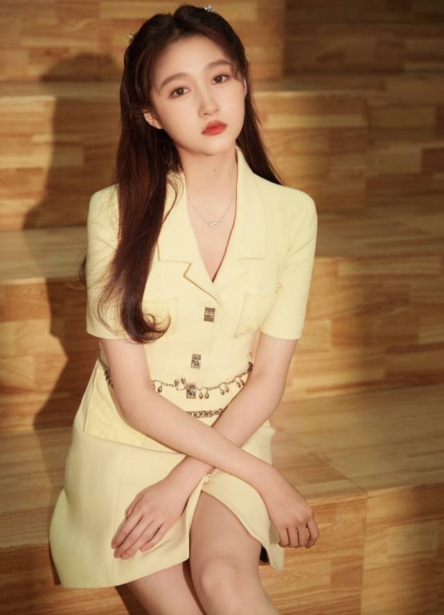 关晓彤穿奶黄色西装裙好清纯，甜美得像个小公主让人心动