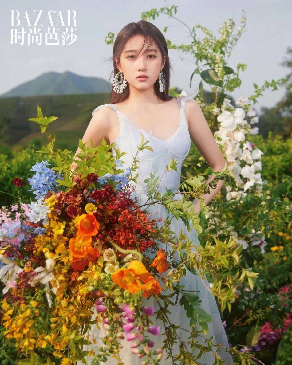 关晓彤写真大秀娇嫩香肩！一袭黑色吊带美艳绝伦