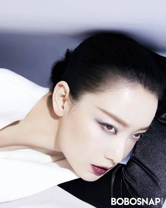 倪妮古典运动写真大秀大长腿!魔鬼身材性感冷艳