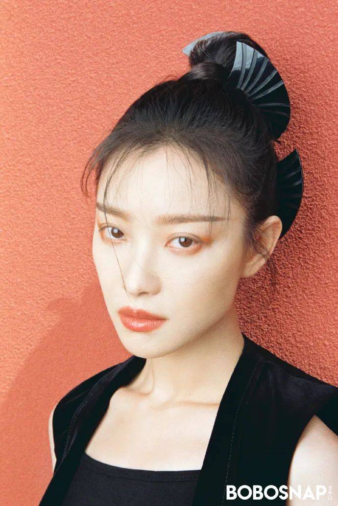 倪妮古典运动写真大秀大长腿!魔鬼身材性感冷艳