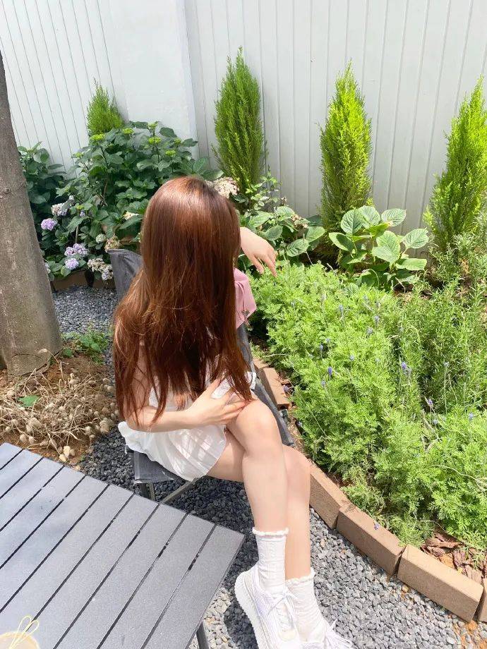 赵露思夏日自拍清爽靓丽!白皙大美腿性感撩人