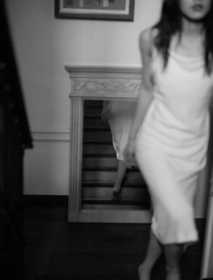 赵今麦穿白色吊带长裙大秀香肩!演绎少女文艺浪漫