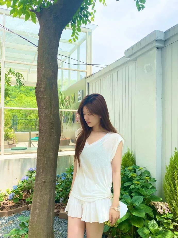 赵露思夏日自拍清爽靓丽!白皙大美腿性感撩人