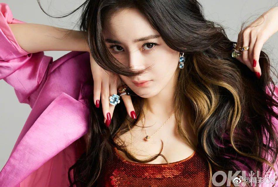 杨幂最新封面彩色美图超明艳！冰肌玉骨性感火辣