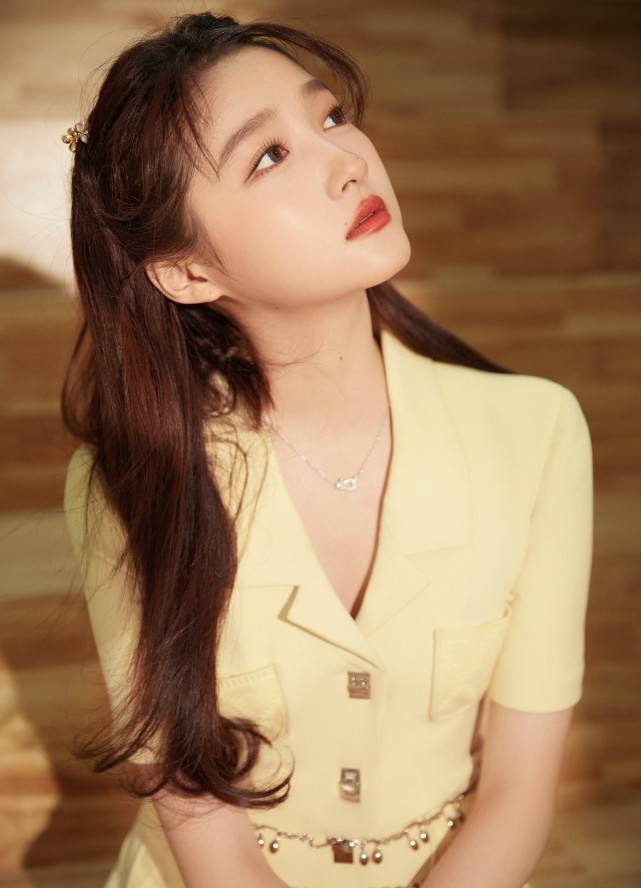 关晓彤穿奶黄色西装裙好清纯，甜美得像个小公主让人心动