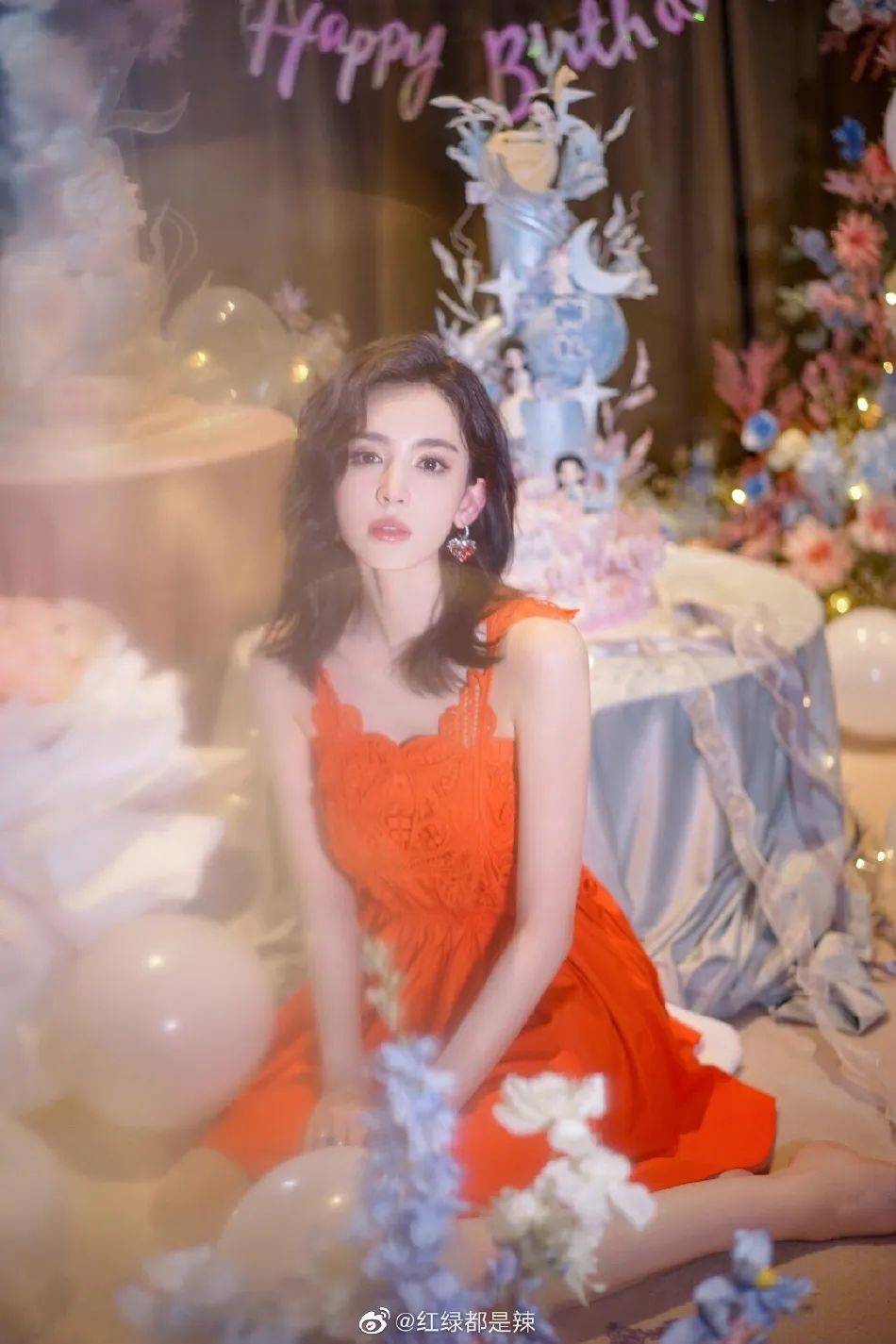 娜扎身穿红裙大秀香肩大美腿腿!冰肌玉骨太性感美艳