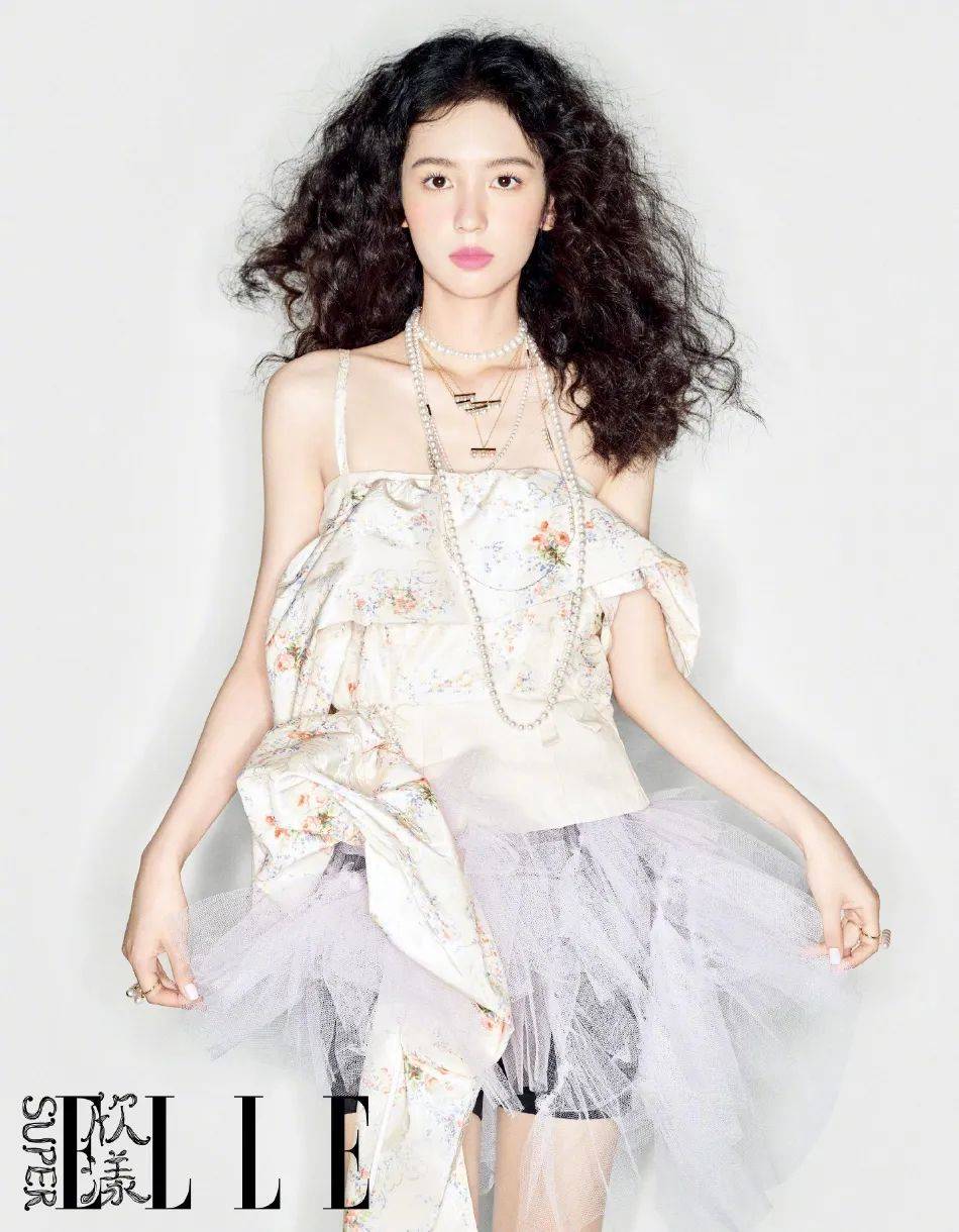 周也穿白色吊带裙大秀香肩美腿！俏皮可爱性感迷人