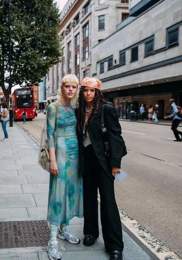 普通女人怎么拥有“时髦感”？建议换几种搭配思路，穿出博主范儿