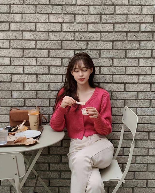 这位韩国小姐姐将衣服当作调色盘,轻松穿出春季氛围感