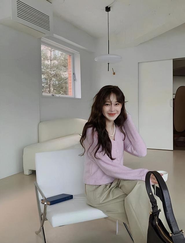 这位韩国小姐姐将衣服当作调色盘,轻松穿出春季氛围感