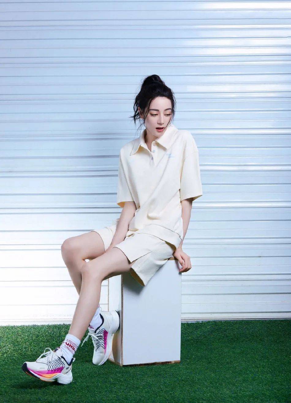 迪丽热巴运动写真美腿修长！皮肤白皙性感撩人