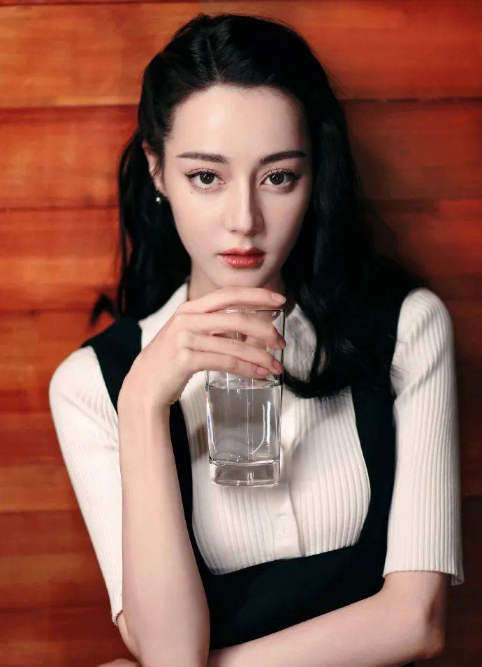 迪丽热巴穿黑白套装美若天仙！雪肤玉貌魅力不可小觑