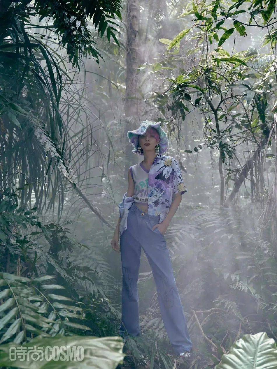钟楚曦热带雨林写真大秀美腿!完美诠释夏日度假风情