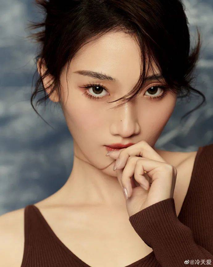 体育主播冷天爱写真超靓!单手撩嘴唇的样子太性感