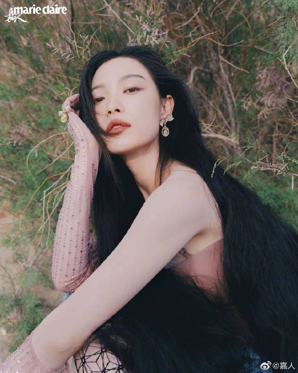 倪妮戈壁写真大秀美背!魔鬼身材太性感美丽