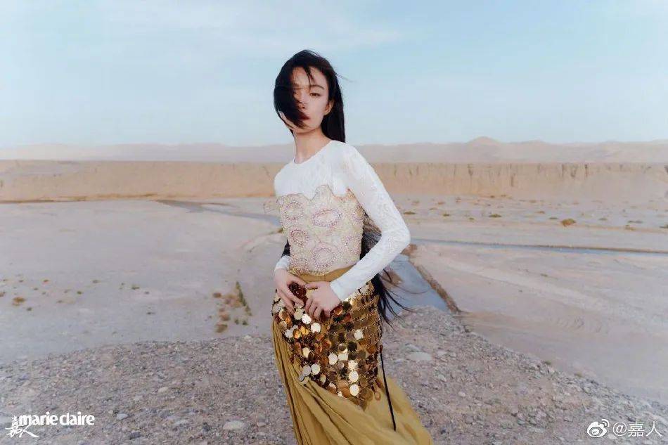 倪妮戈壁写真大秀美背!魔鬼身材太性感美丽