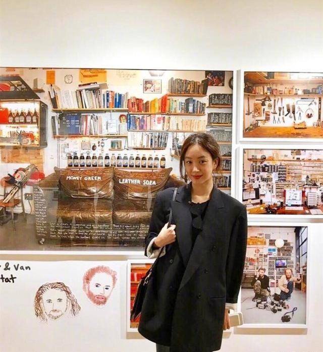 郑丽媛随便穿都很美,给人舒服清爽的感觉!