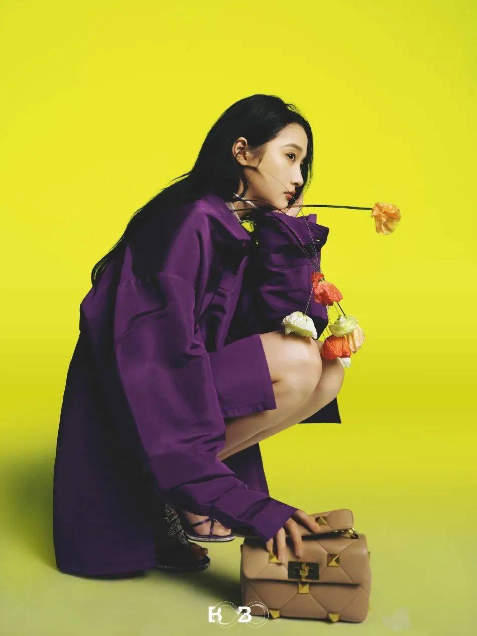 关晓彤写真大秀娇嫩香肩!大长腿性感迷人太有女人味