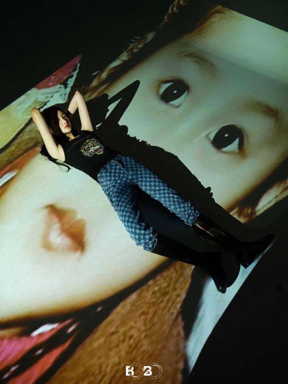 关晓彤写真大秀娇嫩香肩!大长腿性感迷人太有女人味