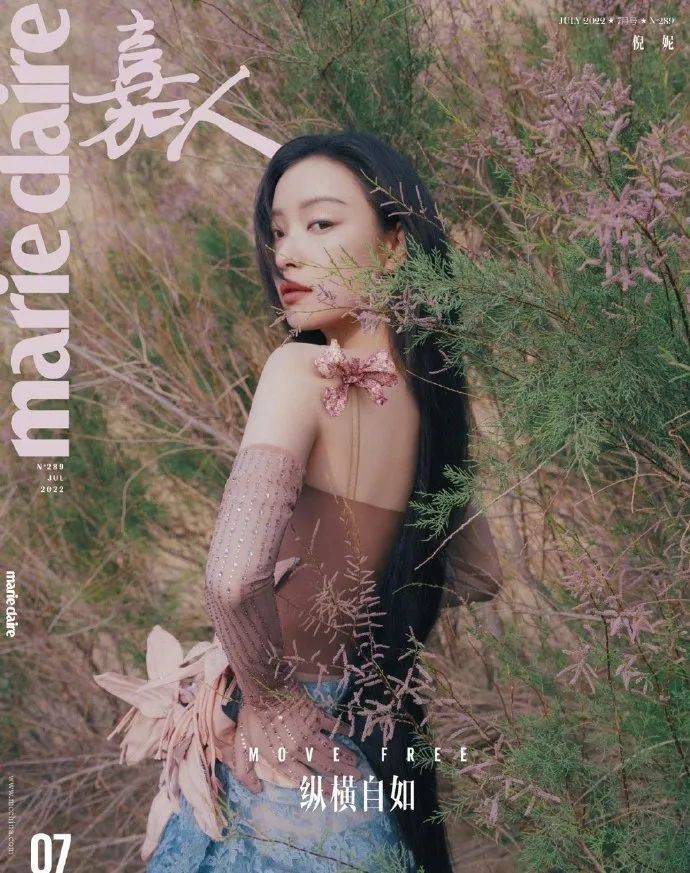 倪妮戈壁写真大秀美背!魔鬼身材太性感美丽