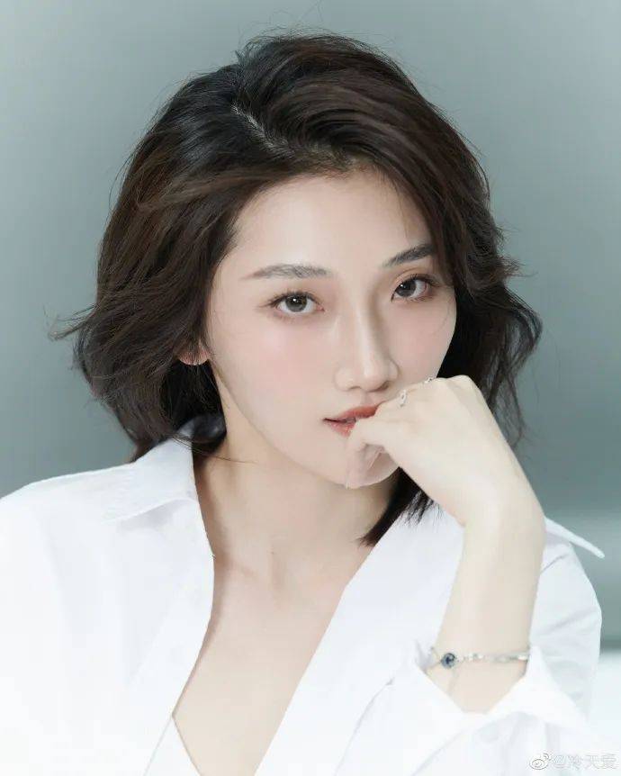 体育主播冷天爱写真超靓!单手撩嘴唇的样子太性感
