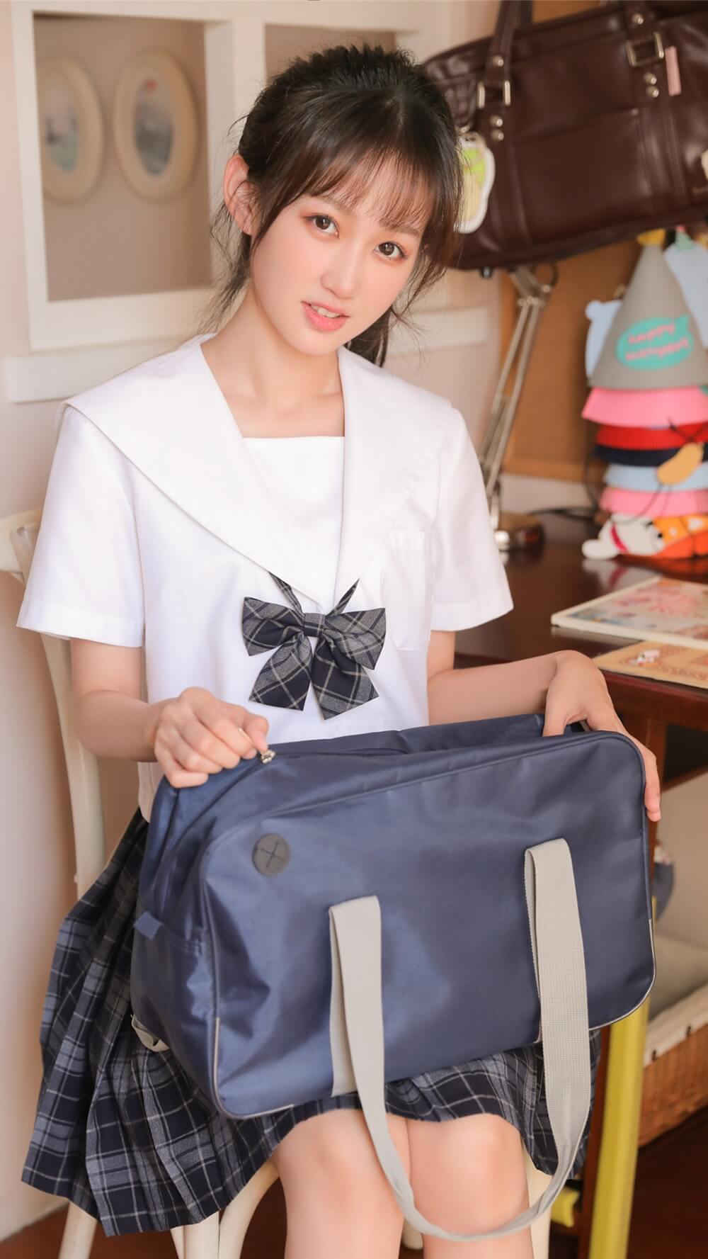 高马尾美少女学生制服甜美迷人居家写真