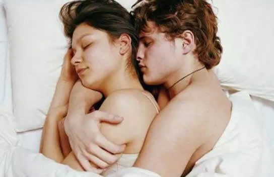 男生为什么喜欢从后面抱女生 男生为什么喜欢从后面抱女生